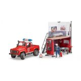 Quartel de bombeiros c/ Land Rover Defender e bombeiro