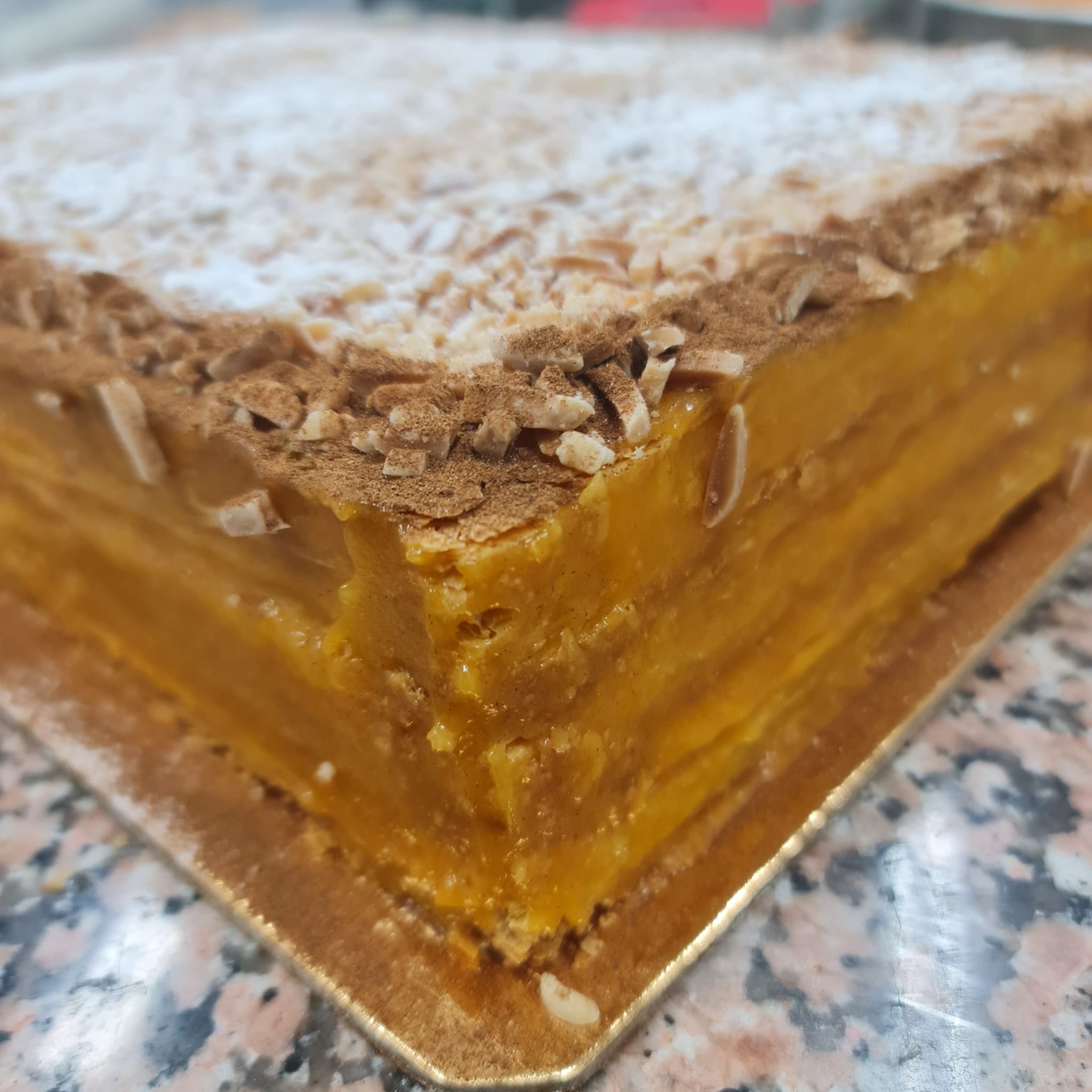 Bolo folhado com ovos moles