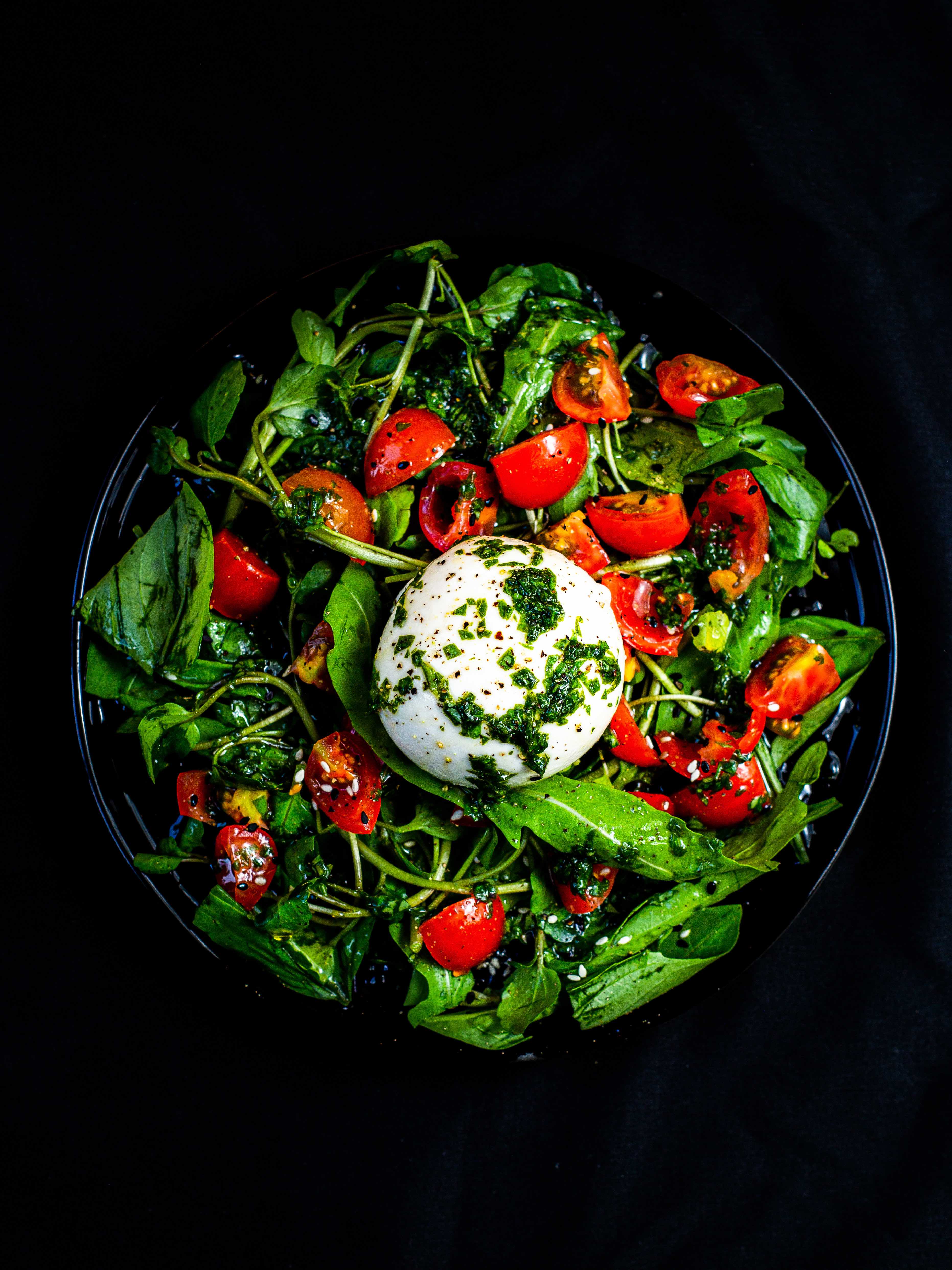 Burrata com tomates cereja e manjericão