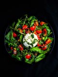 Burrata com tomates cereja e manjericão