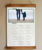 CALENDÁRIO DE PAREDE COM BARRAS DE MADEIRA