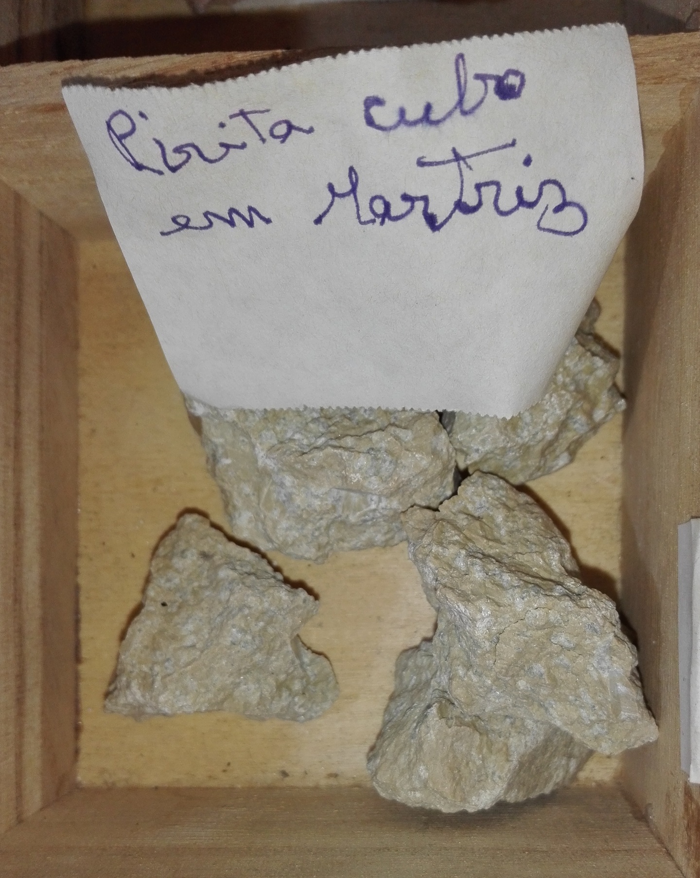 Pirita cubo em Matriz