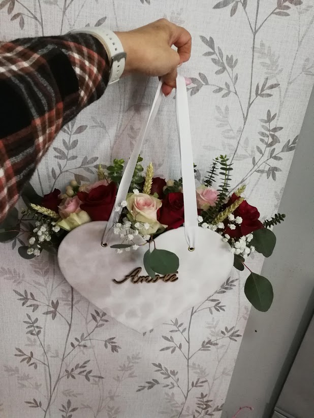 Caixa de veludo forma coração com flores naturais