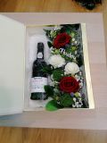 Caixa garrafa de vicnho com flores naturais