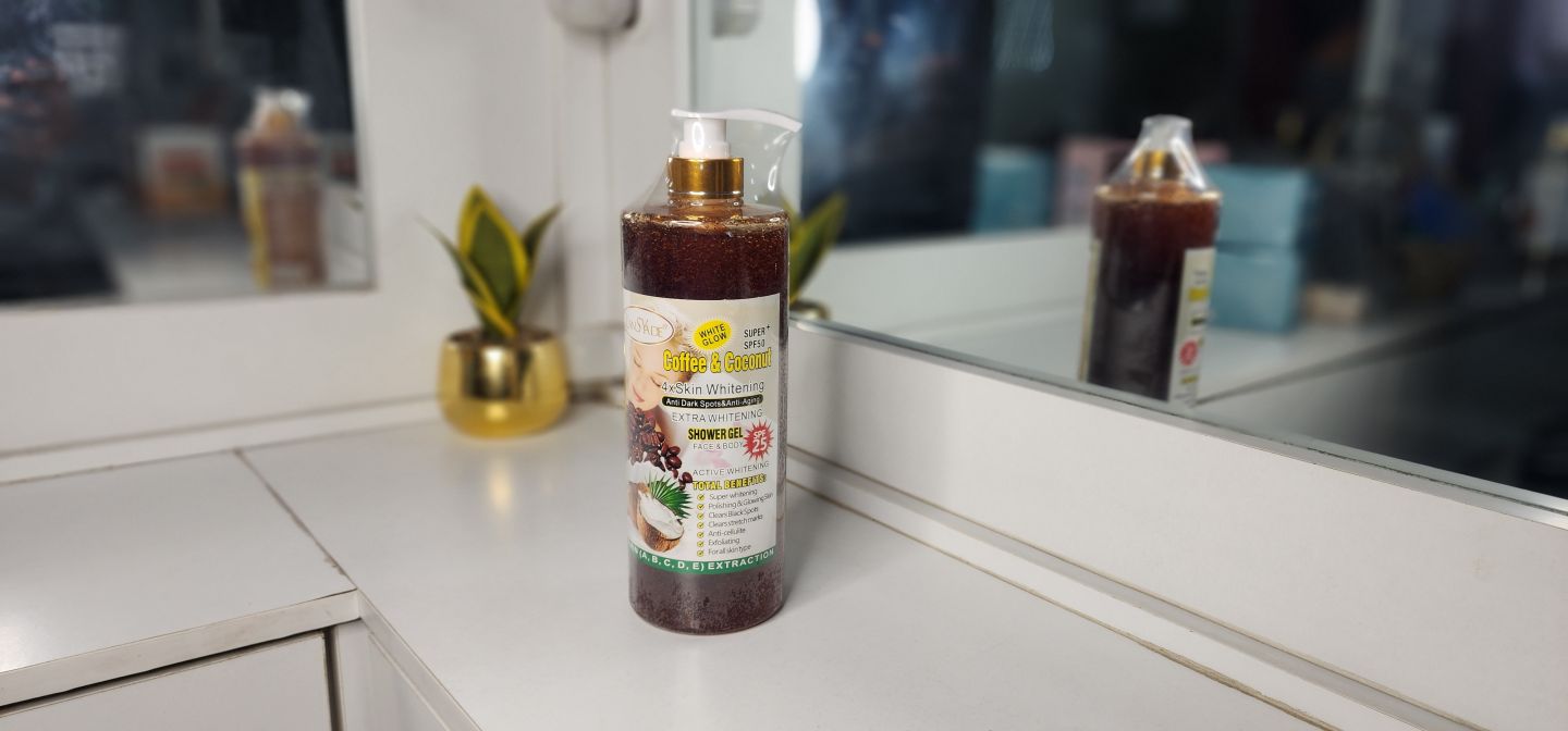 LAN SYADE GEL DE BANHO ESFOLIANTE COM PROTECTOR SOLAR SPF 25+ DE CAFÉ E COCO 1000 ML